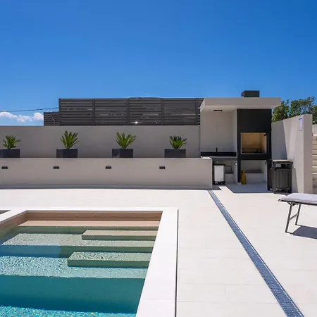 Сasa de vacaciones Hillside Paradise With Heated Pool, Gym, Fun Zone Gata
