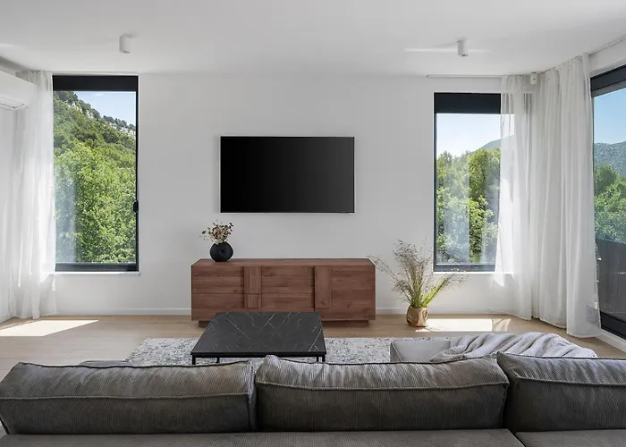 Hillside Paradise With Heated Pool, Gym, Fun Zone