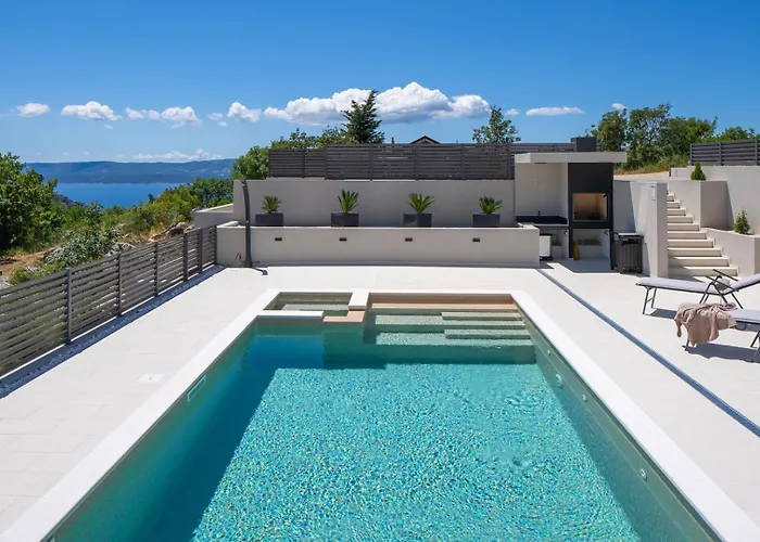 Hillside Paradise With Heated Pool, Gym, Fun Zone